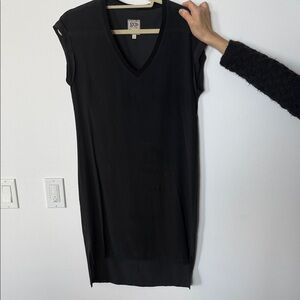 Black cap sleeve size small V-neck dress GO SILK